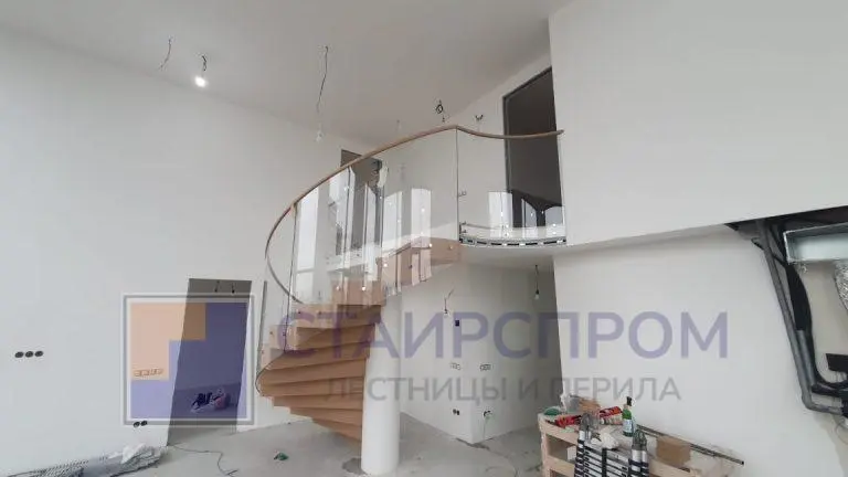Стеклянные ограждения деревянных винтовых лестниц