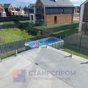 Ограждения балкона из стекла на министойках