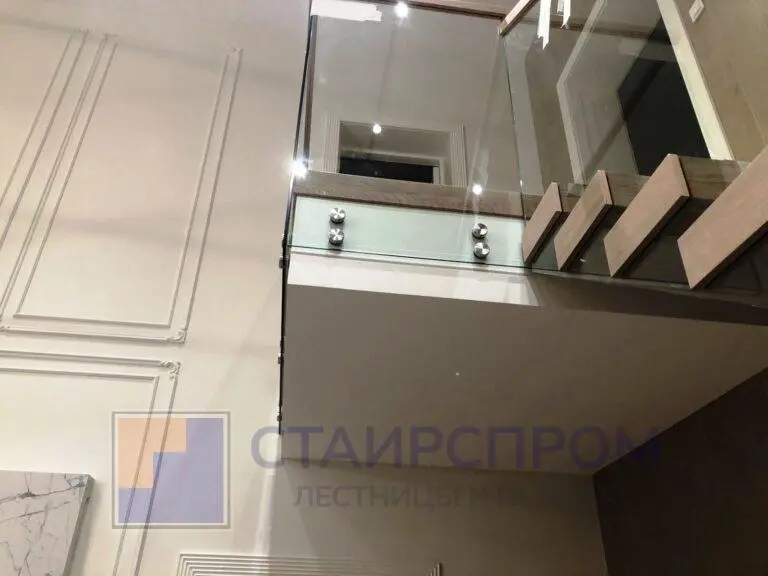 Лестница с консольными ступенями на стекле