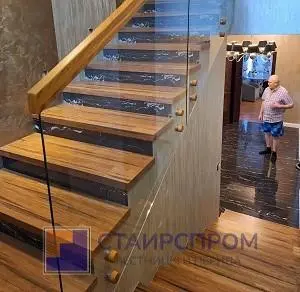 Стеклянные ограждения с деревянным поручнем на точках